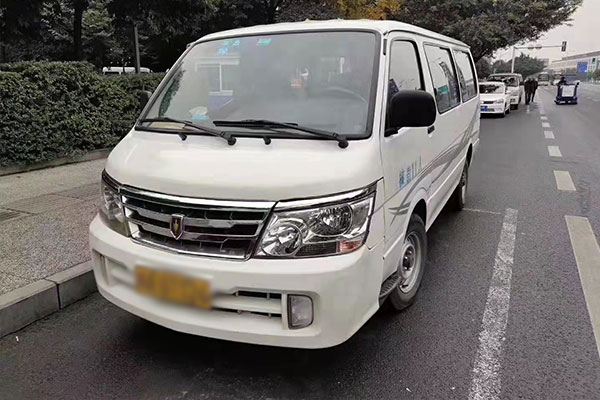 成都租豐田海獅中巴車(chē)多少錢(qián)一天?成都豐田海獅中巴車(chē)租賃公司哪家好?